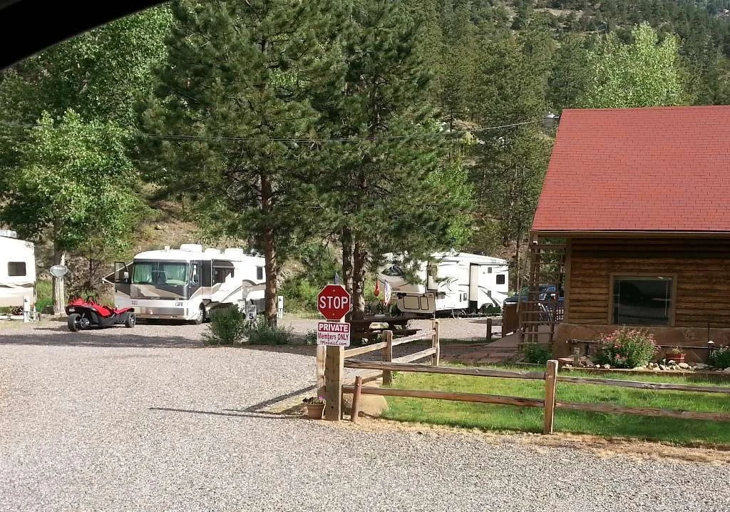 7 Pines Cabins & RV Park
