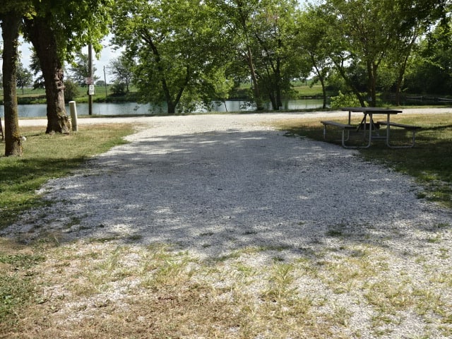 D & W Lake Camping RV Park