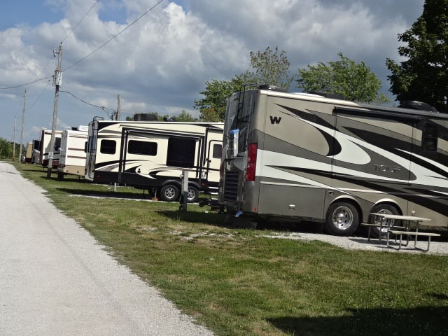 D & W Lake Camping RV Park