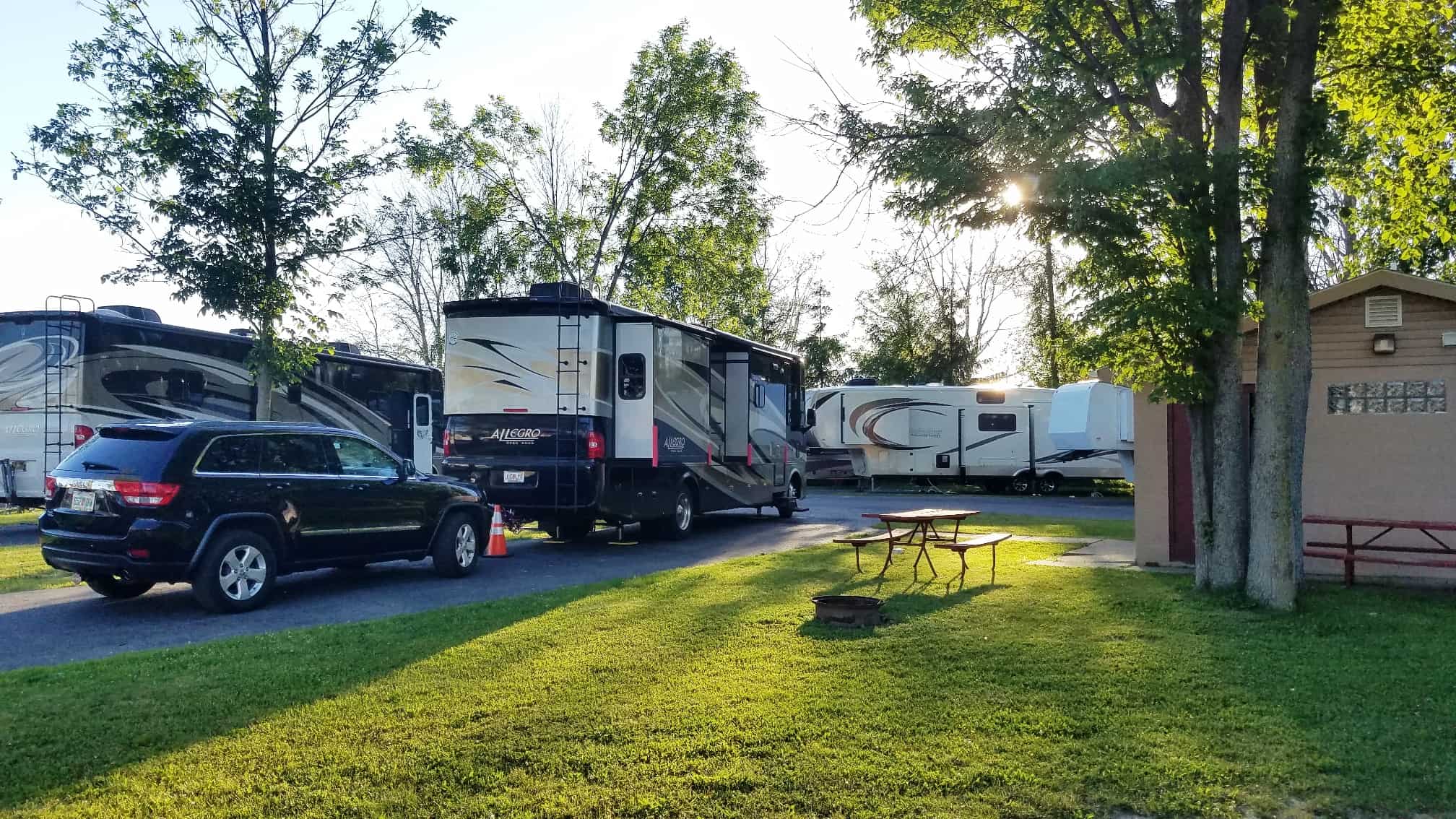 AA Royal Motel & Campground