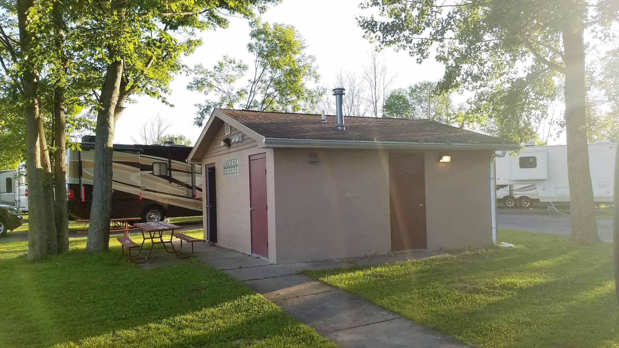 AA Royal Motel & Campground