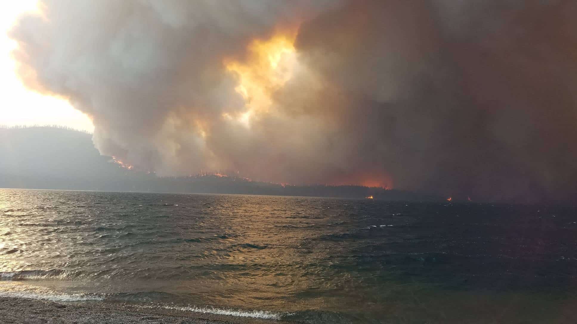 EXCLUSIVE: Howe Ridge Fire Glacier National Park Aug 12 2018 - Forest Fire Blows Up - Helicopter Drop