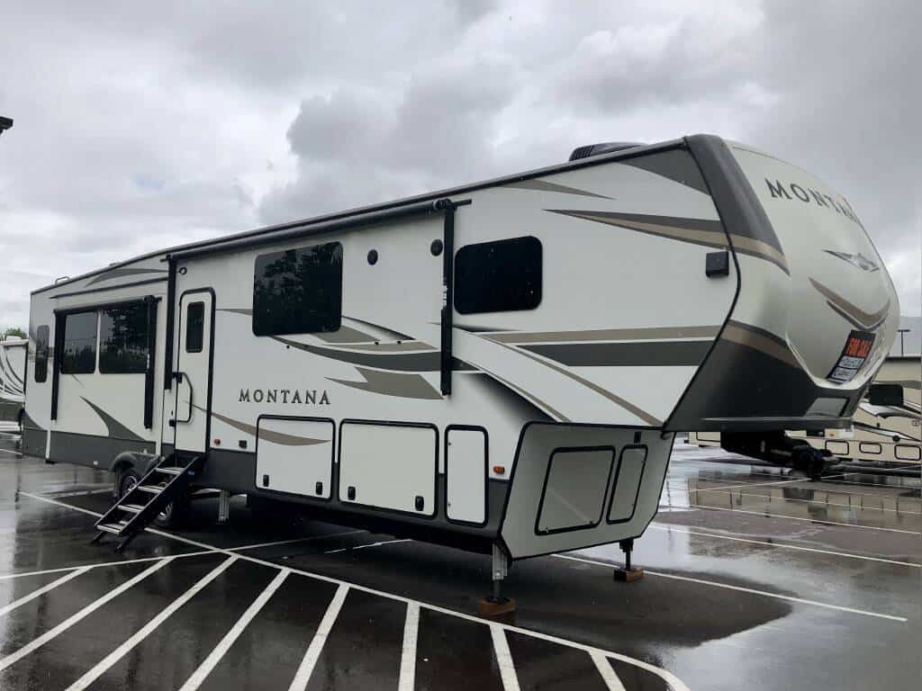 Ultimate Comfort on Wheels: 7 Best 5th Wheels with a Bath and a Half