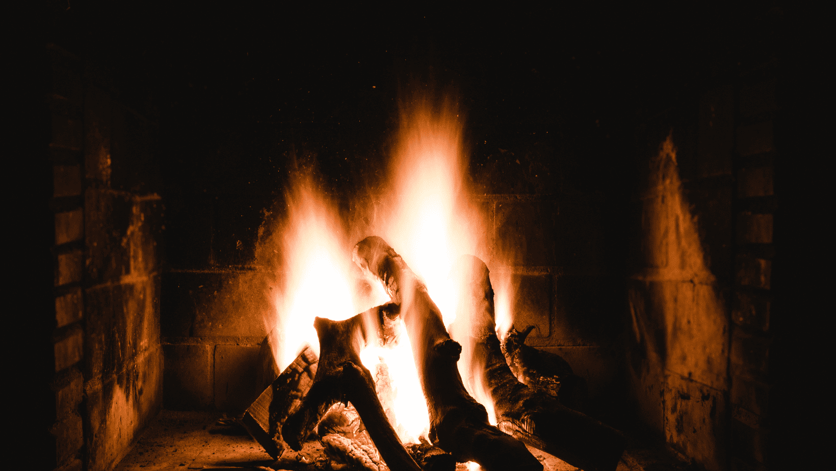 Cozy Ambiance on Wheels: Choosing the Perfect Fireplace for Your Fifth Wheel