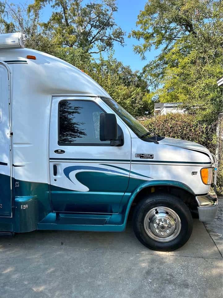 2001 Ford E-450 Platinum Series RV – Compact Class C with Timeless Comfort