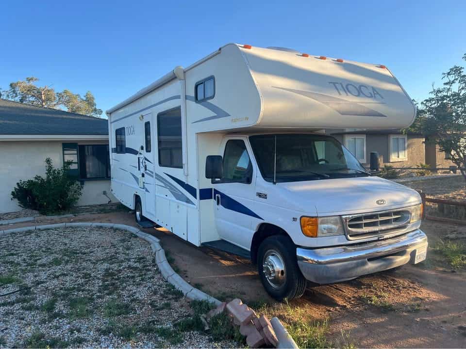 2001 Tioga 28ft Motorhome – Low Miles, Big Comfort
